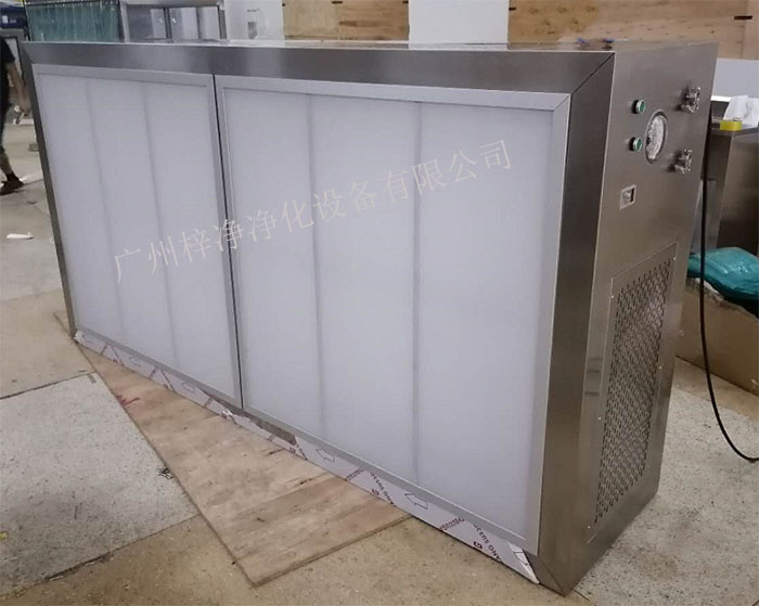 潔凈層流罩它主要由箱體、風(fēng)機(jī)、初效空氣過濾器、高效空氣過濾器、阻尼層、燈具等組成。