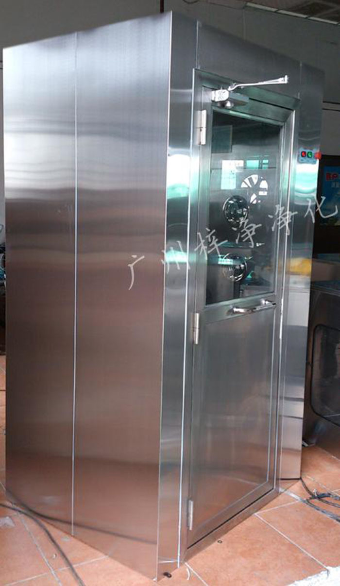 防爆風淋室主要配置有：防爆風機，離爆燈器等。