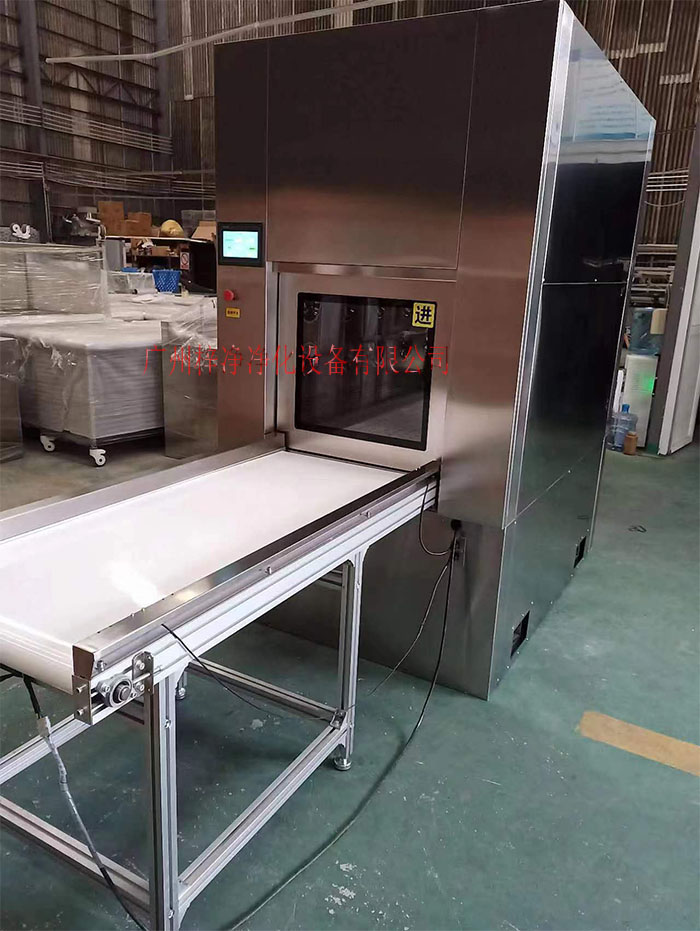 輸送帶傳遞窗還可吹淋被傳遞物品的表面，防止物品可能攜帶塵埃進(jìn)入潔凈室。