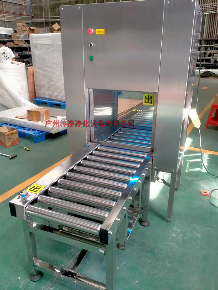 傳動(dòng)帶輸送線傳遞窗的制作法于其它普通傳遞窗不一樣，傳動(dòng)帶輸送線傳遞窗下面加了條流水線，上層要傳遞貨物。