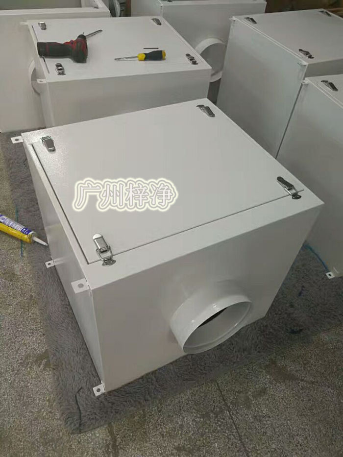 增壓新風(fēng)柜根據(jù)所需風(fēng)量的風(fēng)壓不同，在電機功率適用范圍內(nèi)調(diào)整風(fēng)機轉(zhuǎn)速，達到所需效果；