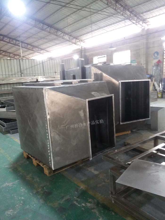 增壓新風(fēng)柜可根據(jù)不同的通風(fēng)管道布局，訂做不同的進出風(fēng)口方向的風(fēng)柜；