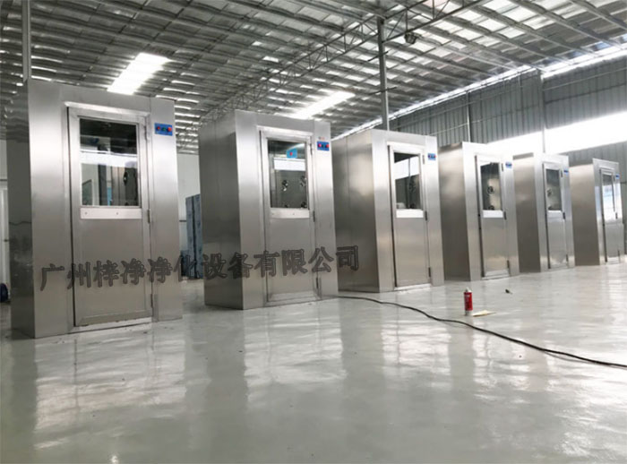 全不銹風(fēng)淋室采用全不銹鋼材質(zhì)制造，具有良好的耐腐蝕性、耐高溫性和耐磨損性。