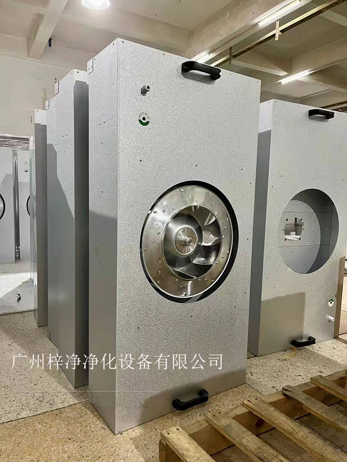 直流FFU適用于半導(dǎo)體、電子、平板顯示器和磁盤驅(qū)動(dòng)器的廠家及光學(xué)、生物工業(yè)及其它對(duì)空氣中污染有嚴(yán)格控制要求的地方。