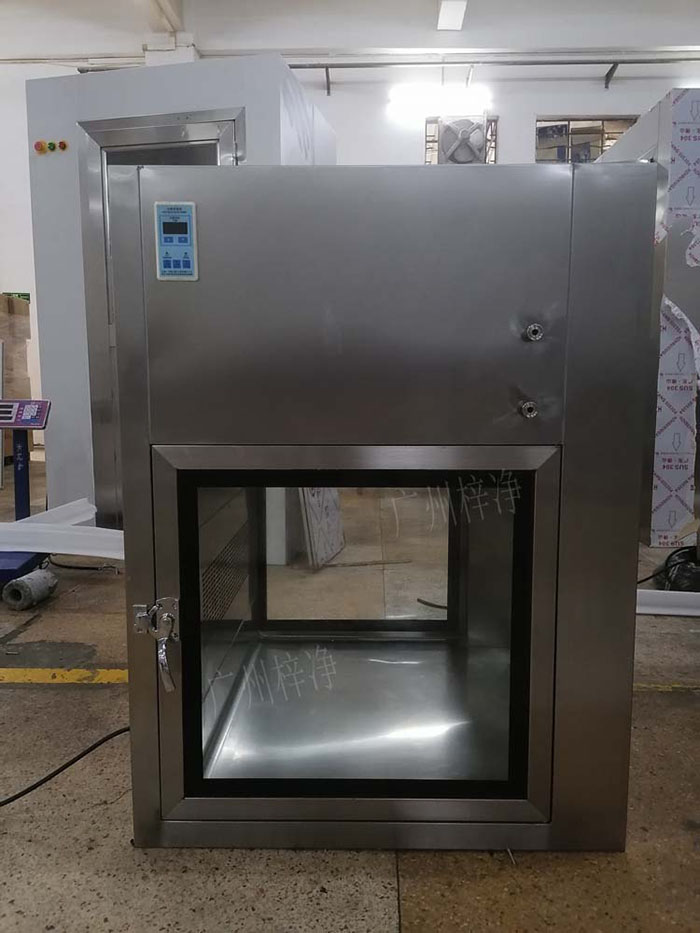 傳遞窗通常包括冷軋鋼板噴塑制作或優(yōu)質(zhì)不銹鋼制作、透明玻璃，紫外線殺菌燈、照明和局部高效過濾器等。