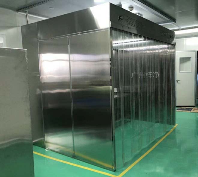 負壓稱量罩內空氣經初效過濾器、由離心風機壓入靜壓箱，在經高效過濾器后從氣流擴散送風單元出風面吹出，潔凈空氣以均勻的斷面風速流經工作區(qū)，從而形成高潔凈的工作環(huán)境。