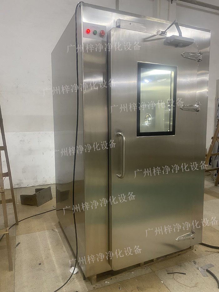 高端滿焊風(fēng)淋室采用滿焊接工藝，無縫連接，防止塵埃進(jìn)入，確保潔凈室的空氣質(zhì)量。