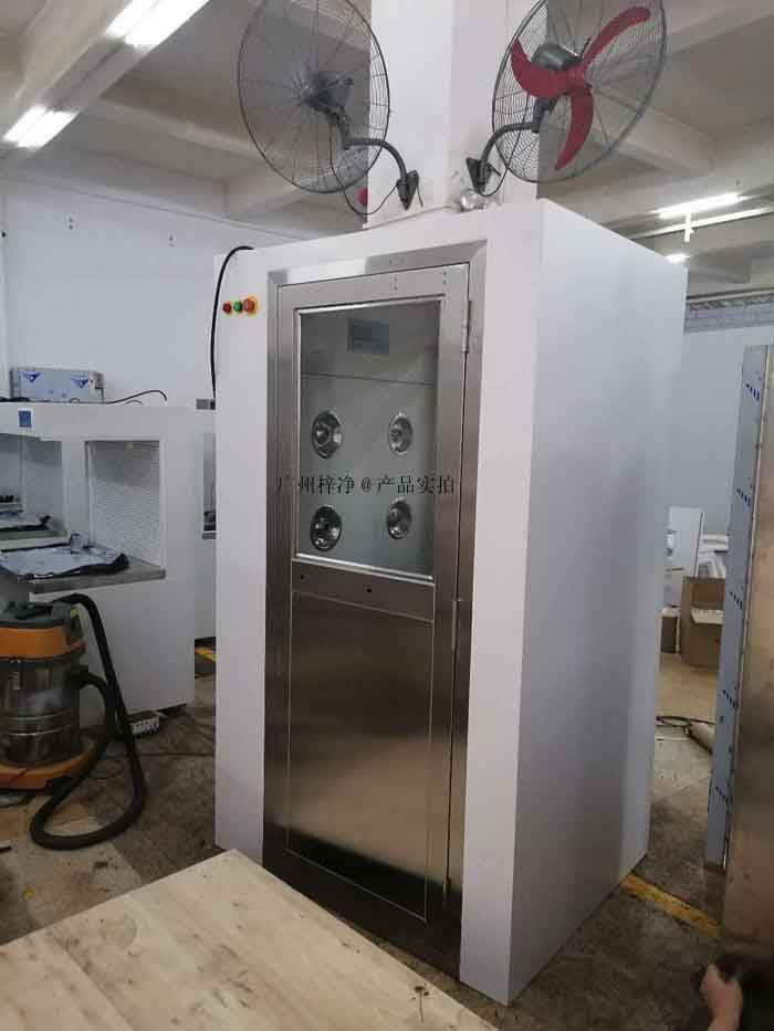 定期檢查風(fēng)淋室的各個(gè)部件，如門密封、風(fēng)速、風(fēng)量和控制系統(tǒng)，確保其正常運(yùn)行。