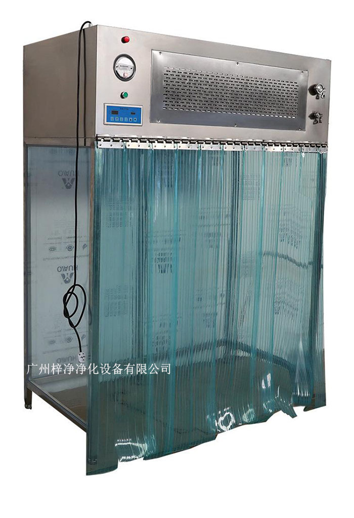 百級潔凈層流罩它主要由箱體、風(fēng)機(jī)、初效空氣過濾器、高效空氣過濾器、阻尼層、燈具等組成。