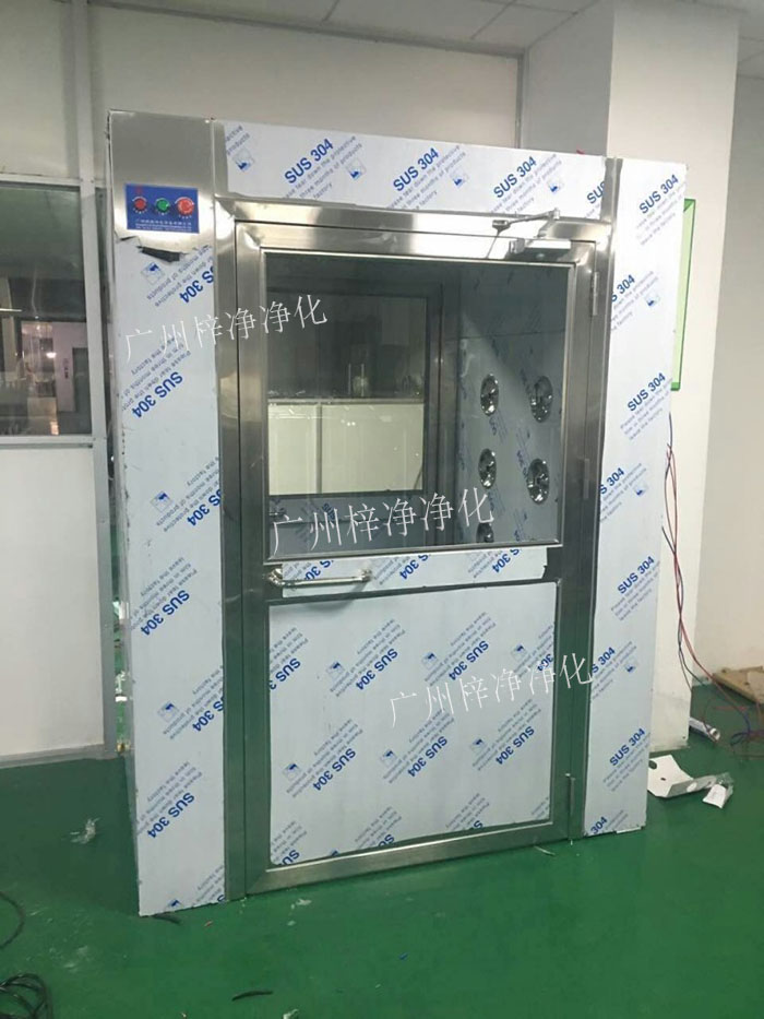 防爆風(fēng)淋室是指風(fēng)淋室的電機(jī)、指示燈、照明燈、接線管必須嚴(yán)格按照防爆標(biāo)準(zhǔn)