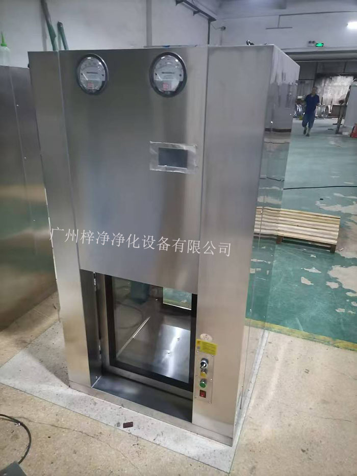 傳遞窗是一種用于潔凈室內(nèi)部或潔凈室與外界之間傳遞物品的設(shè)備，可以防止外部污染進(jìn)入潔凈室。
