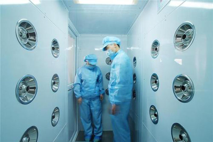 進入風淋室前，應佩戴專用鞋套和帽子，鞋套應與地面接觸面完全覆蓋，帽子則應能覆蓋頭發(fā)，防止頭發(fā)飛揚。