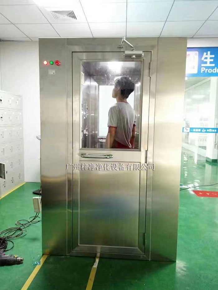 風(fēng)淋室工作原理是通過高速氣流的沖擊，有效清除進入潔凈室的人員、物料表面攜帶的塵埃和污染物。