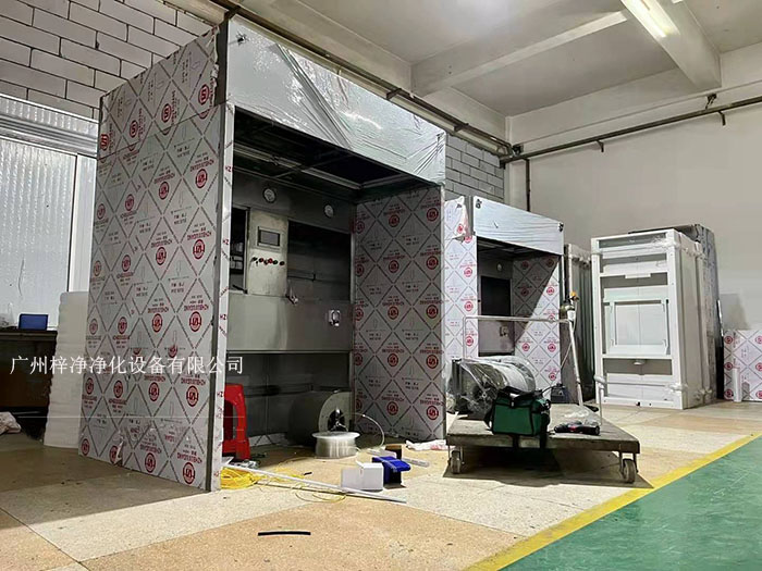 負壓稱稱量罩通過創(chuàng)造一個低氣壓的環(huán)境，防止生產(chǎn)過程中的粉塵、揮發(fā)物等有害物質(zhì)逸散到外界環(huán)境中，同時確保稱量結(jié)果的準確性。