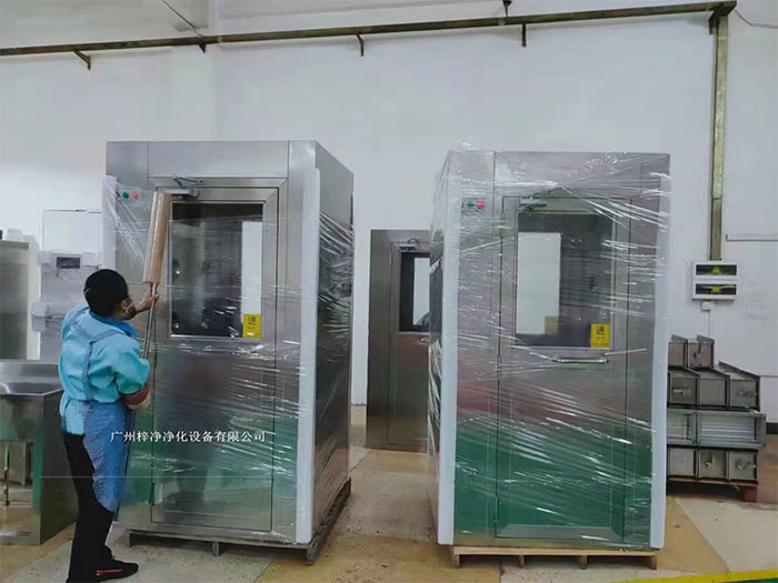 在風(fēng)淋室外部包裝上，使用纏繞膜可以進(jìn)一步提高包裝的密封性和抗沖擊性。