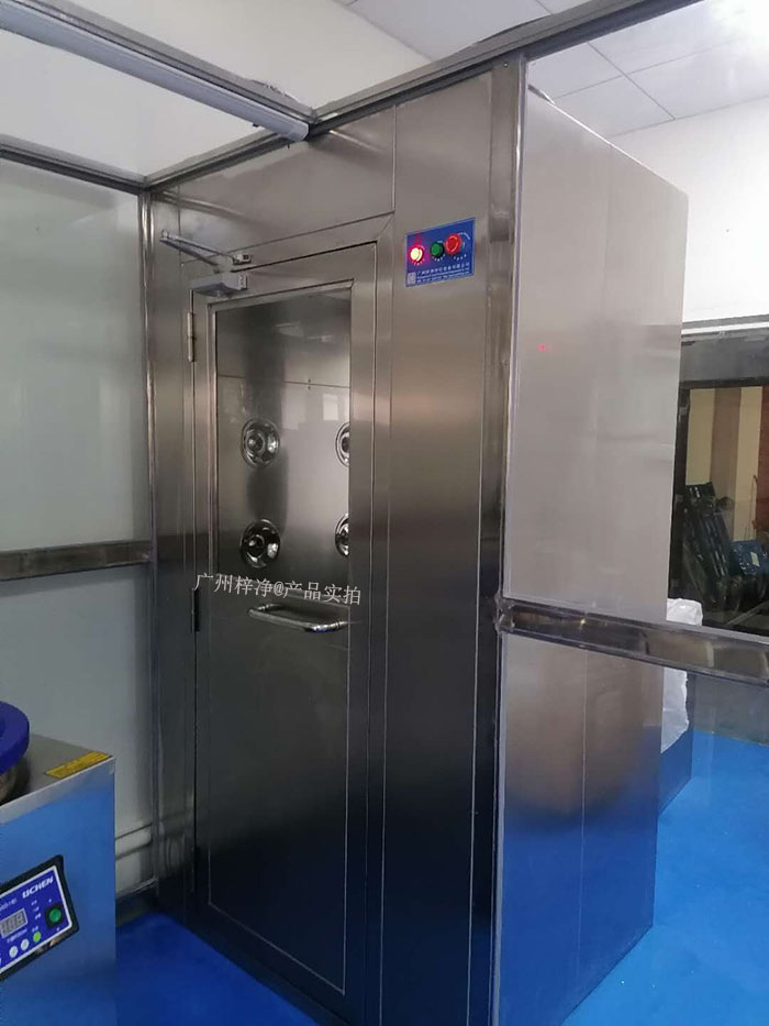 藥行業(yè)實(shí)驗(yàn)室的風(fēng)淋室可以根據(jù)實(shí)驗(yàn)室的具體需求進(jìn)行定制，包括風(fēng)淋室尺寸、風(fēng)淋室風(fēng)速、風(fēng)淋室高效空氣過濾器過濾效率等，以適應(yīng)不同實(shí)驗(yàn)活動(dòng)的需要。