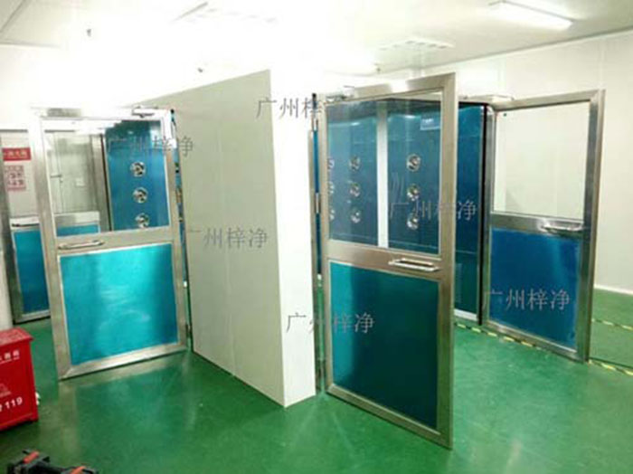 轉(zhuǎn)角風(fēng)淋室應(yīng)安裝在潔凈車(chē)間內(nèi)部人流物流頻繁且潔凈度要求較高的區(qū)域。通常位于轉(zhuǎn)角或門(mén)口等關(guān)鍵位置。