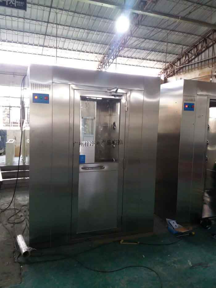 風(fēng)淋室在潔凈室半導(dǎo)體、藥品生產(chǎn)、食品加工等行業(yè)中扮演著至關(guān)重要，