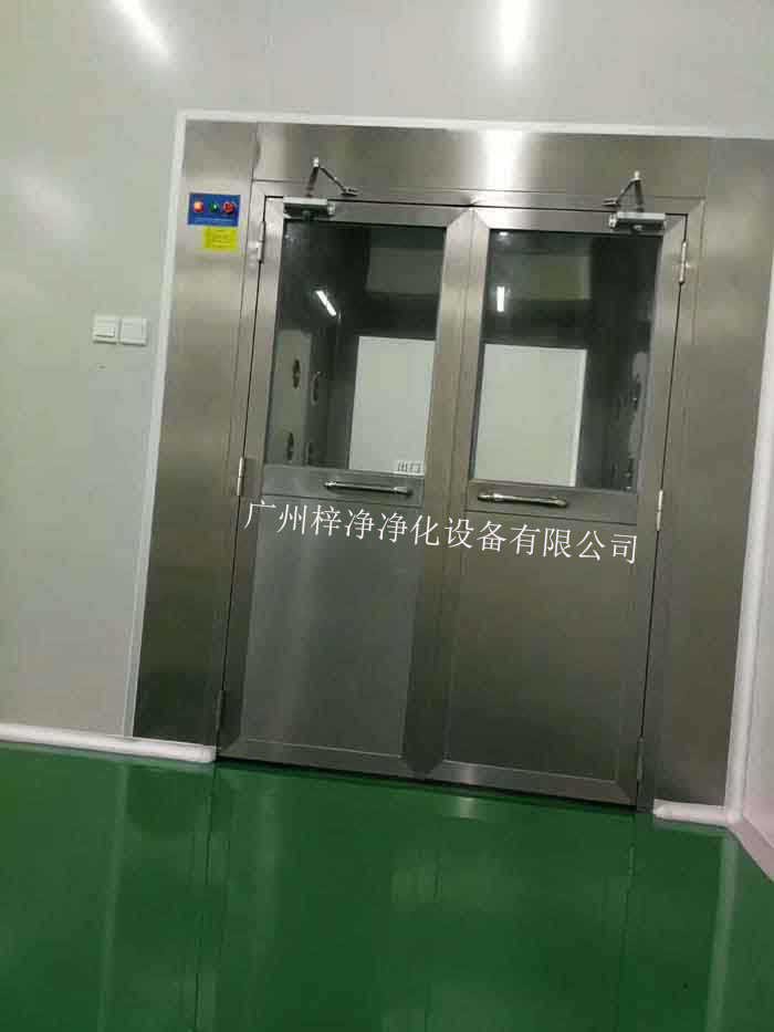 風(fēng)淋室的主要功能是利用高速氣流對人體或物品進(jìn)行吹淋，迅速去除其表面的塵埃和微粒，從而達(dá)到潔凈的目的。
