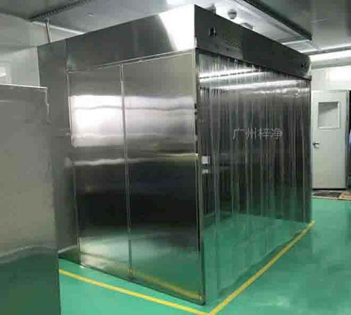 潔凈層流罩通過特殊的氣流組織，形成均勻、穩(wěn)定的氣流層，確保工作區(qū)域內(nèi)的空氣潔凈度。