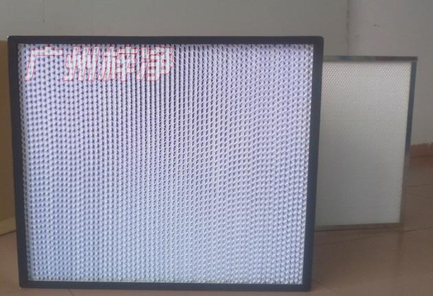 HS有隔板高效過濾器可廣泛用于光學(xué)電子、LCD液晶制造，生物醫(yī)藥、精密儀器、飲料食品，PCB印刷等行業(yè)無塵凈化車間的空調(diào)末端送風(fēng)處。