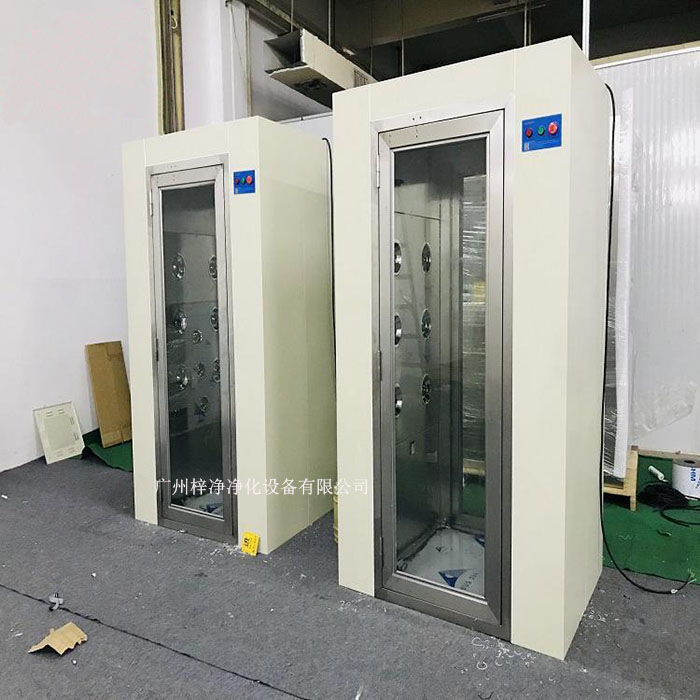 潔凈室、實(shí)驗(yàn)室配套風(fēng)淋室通道底座頂部的兩側(cè)安裝有殼體